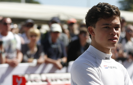Brown promete a Norris y a De Vries un asiento en McLaren si ganan la F2