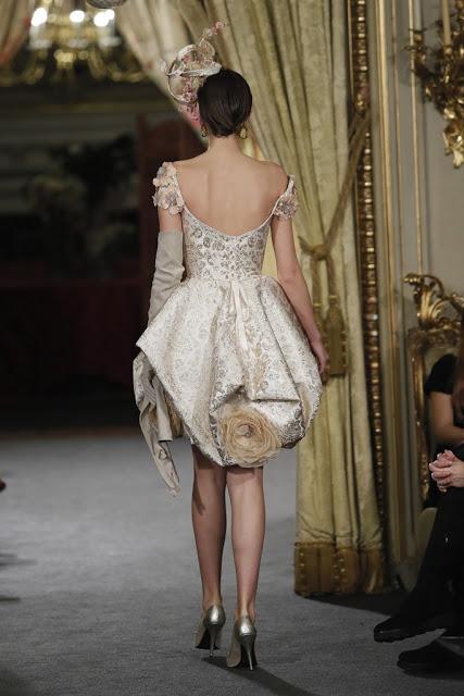 El glamour del Orient Express se pasea por Atelier Couture de la mano del diseñador Emilio Salinas
