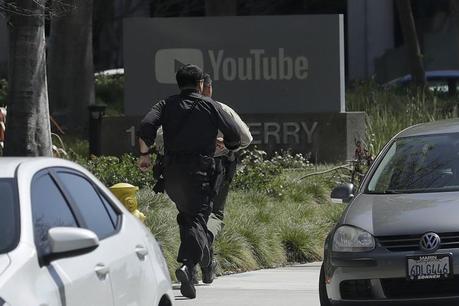 Los oficiales responden al tiroteo en el campus de San Bruno de YouTube.