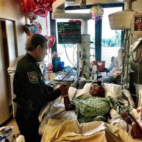 Un estudiante de Parkland protegió a otros con su cuerpo, y es el último en salir vivo del hospital