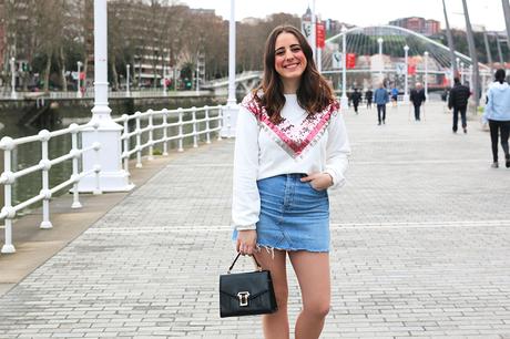 Outfit con jersey de lentejuelas para primavera