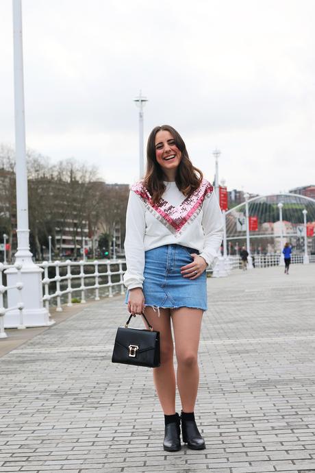 Outfit con jersey de lentejuelas para primavera