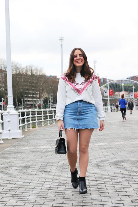 Outfit con jersey de lentejuelas para primavera