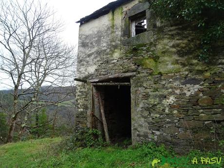 Casa abandonada bajando al Puente de Castrillón desde Piñeira