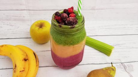 Smoothie de tres colores de frutos rojos, espinacas, pera y manzana Smoothie de tres colores de frutos rojos, espinacas, pera y manzana