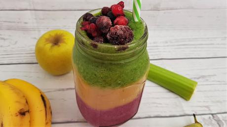 Smoothie de tres colores de frutos rojos, espinacas, pera y manzana Smoothie de tres colores de frutos rojos, espinacas, pera y manzana