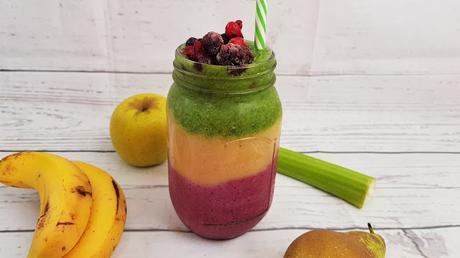 Smoothie de tres colores de frutos rojos, espinacas, pera y manzana Smoothie de tres colores de frutos rojos, espinacas, pera y manzana