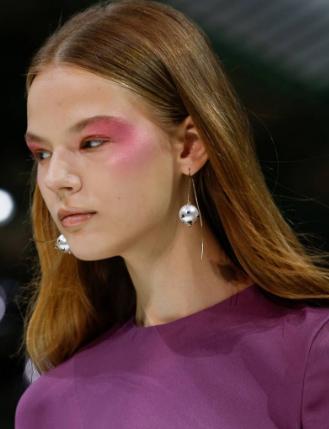 Los pómulos se visten de fucsia. Desfile de Valentino. Tendencias de Maquillaje para Primavera – Verano 2018