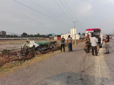 CONDUCTOR DE TRÁILER SALVA LA VIDA EN VOLCADURA SOBRE LA CARRETERA MÉXICO-VERACRUZ