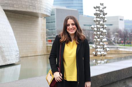 Outfit con jersey amarillo y zapatillas granates