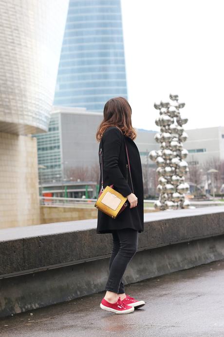 Outfit con jersey amarillo y zapatillas granates