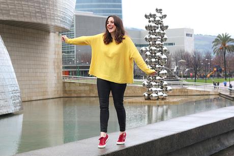 Outfit con jersey amarillo y zapatillas granates