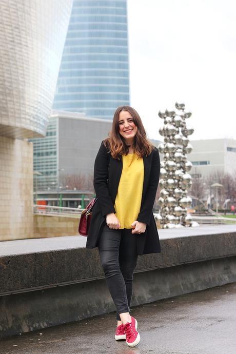 Outfit con jersey amarillo y zapatillas granates