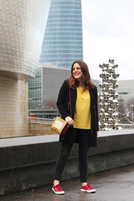 Outfit con jersey amarillo y zapatillas granates