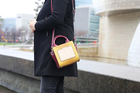 Outfit con jersey amarillo y zapatillas granates