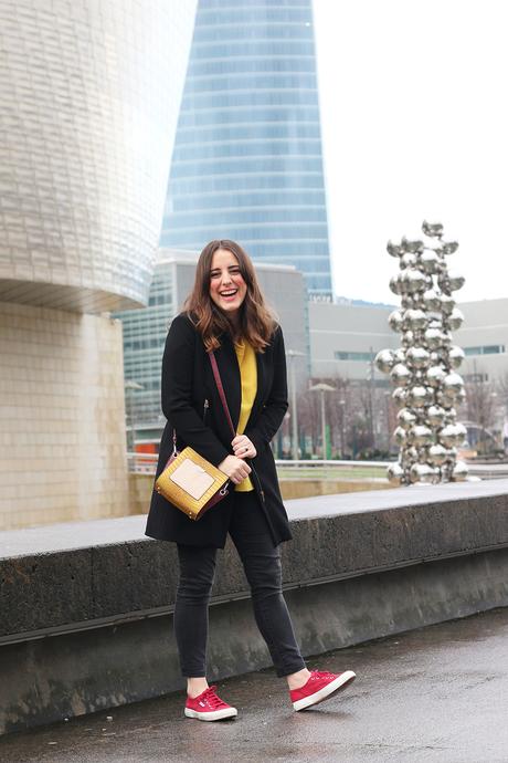 Outfit con jersey amarillo y zapatillas granates