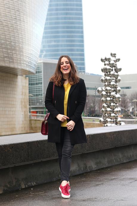 Outfit con jersey amarillo y zapatillas granates