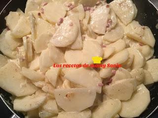 PATATAS AL HORNO CON CEBOLLA, JAMÓN SERRANO Y QUESO