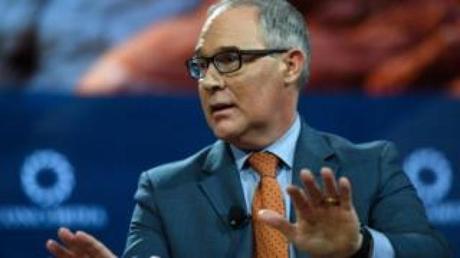 Scott Pruitt habla en un evento en la ciudad de Nueva York.