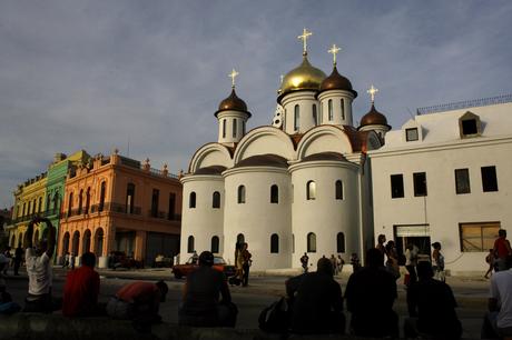 Los cubanos curiosos ante la nueva catedral de la Iglesia Ortodoxa rusa en La Habana