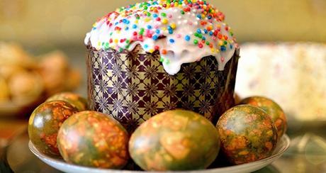 El Kulitsch, una torta de pan de Pascua rusa, y huevos pintados