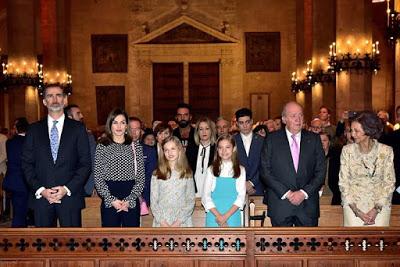 Las reinas españolas se pelean, en la Seu, tras una misa.