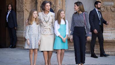 Las reinas españolas se pelean, en la Seu, tras una misa.