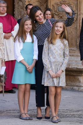 Las reinas españolas se pelean, en la Seu, tras una misa.