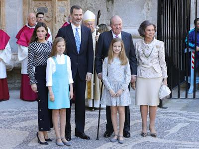 Las reinas españolas se pelean, en la Seu, tras una misa.