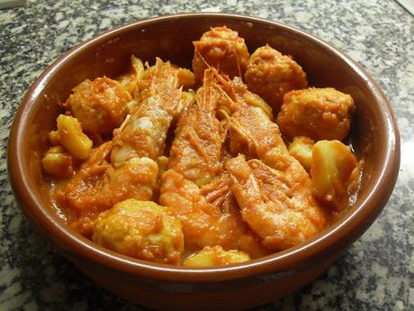 Albóndigas con sepia y gambas