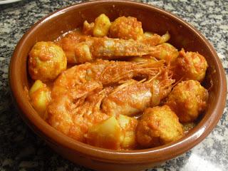 Albóndigas con sepia y gambas