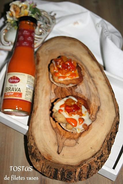 Tostas de filetes rusos con salsa brava El Ágora de Ángeles tosta caliente, filetes rusos, salsa brava