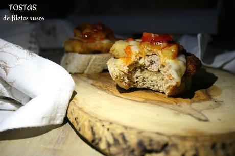Tostas de filetes rusos con salsa brava El Ágora de Ángeles tosta caliente, filetes rusos, salsa brava