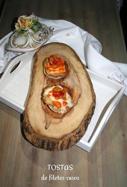 Tostas de filetes rusos con salsa brava El Ágora de Ángeles tosta caliente, filetes rusos, salsa brava