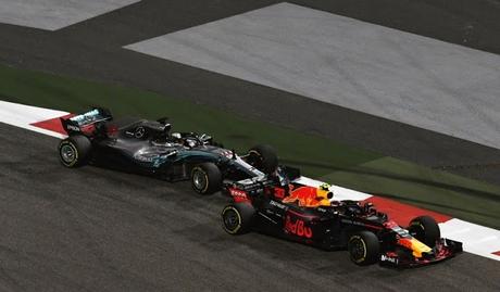 Verstappen culpa a Hamilton por el incidente en la curva 1 vuelta 2 en Baréin