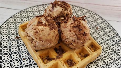 Helado vegano de anacardos y plátano con chocolate