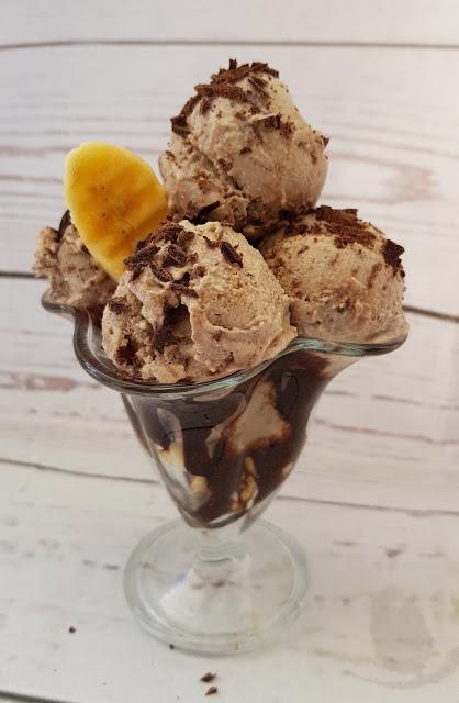 Helado vegano de anacardos y plátano con chocolate