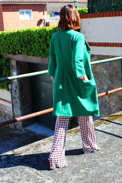 MIS LOOKS - ESTAMPADO GEOMÉTRICO Y ABRIGO VERDE