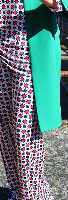 MIS LOOKS - ESTAMPADO GEOMÉTRICO Y ABRIGO VERDE MIS LOOKS - ESTAMPADO GEOMÉTRICO Y ABRIGO VERDE