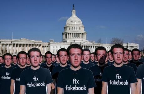 Mark Zuckerberg testifica en Facebook ante legisladores escépticos