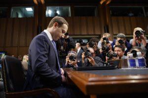 Al Senado Zuckerberg Dueño de Facebook Como corregirá este error tan grande 1523380980_341139_1523398326_noticia_normal_recorte1