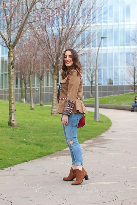 Outfir casual de primavera con jeans rotos