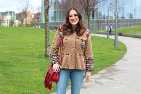 Outfir casual de primavera con jeans rotos