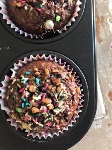Muffins sin azúcar con avena, frutos secos, cacao y miel