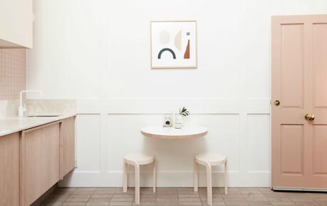 Una encantadora tiny home en color rosa empolvado Una encantadora tiny home en color rosa empolvado