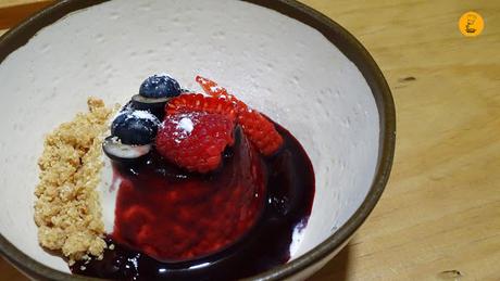Panna cotta con frutos rojos y streusel (4.50€) Panna cotta con frutos rojos y streusel en John Barrita, postres John Barrita