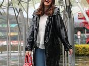 Outfit para días lluvia chubasquero negro
