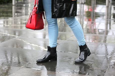 Outfit para días de lluvia con chubasquero negro