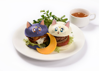 Cafetería de Sailor Moon en Japón, hamburguesas, comida.