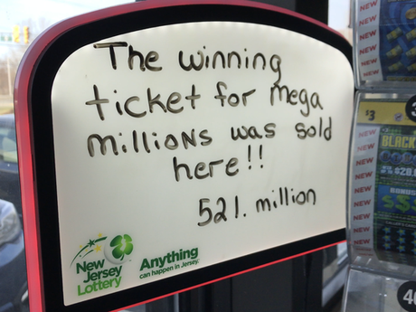 Nuevo letrero en la gasolinera Lukoil en la ruta 23 sur